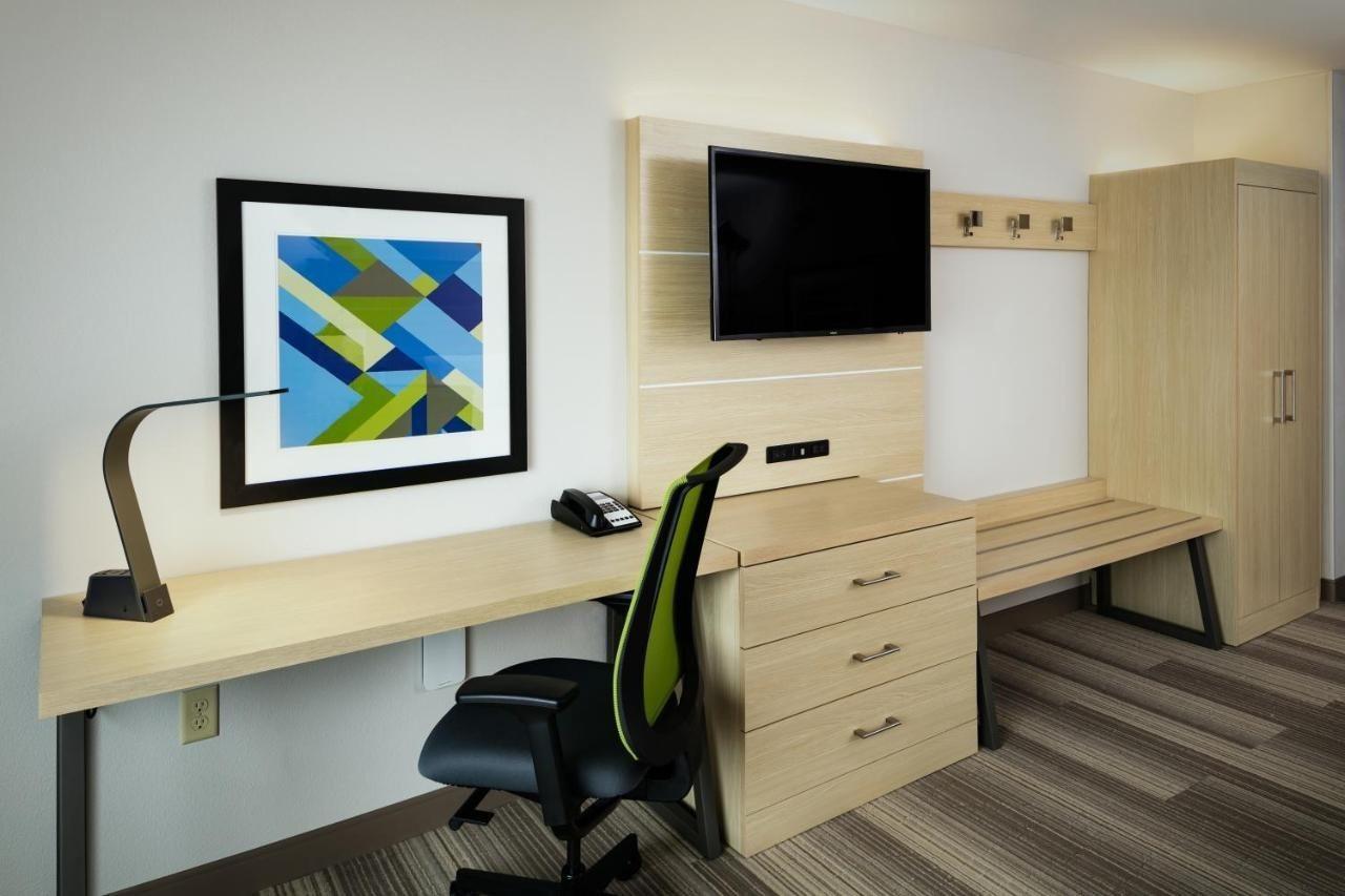 Holiday Inn Express & Suites - Medford By Ihg Екстериор снимка
