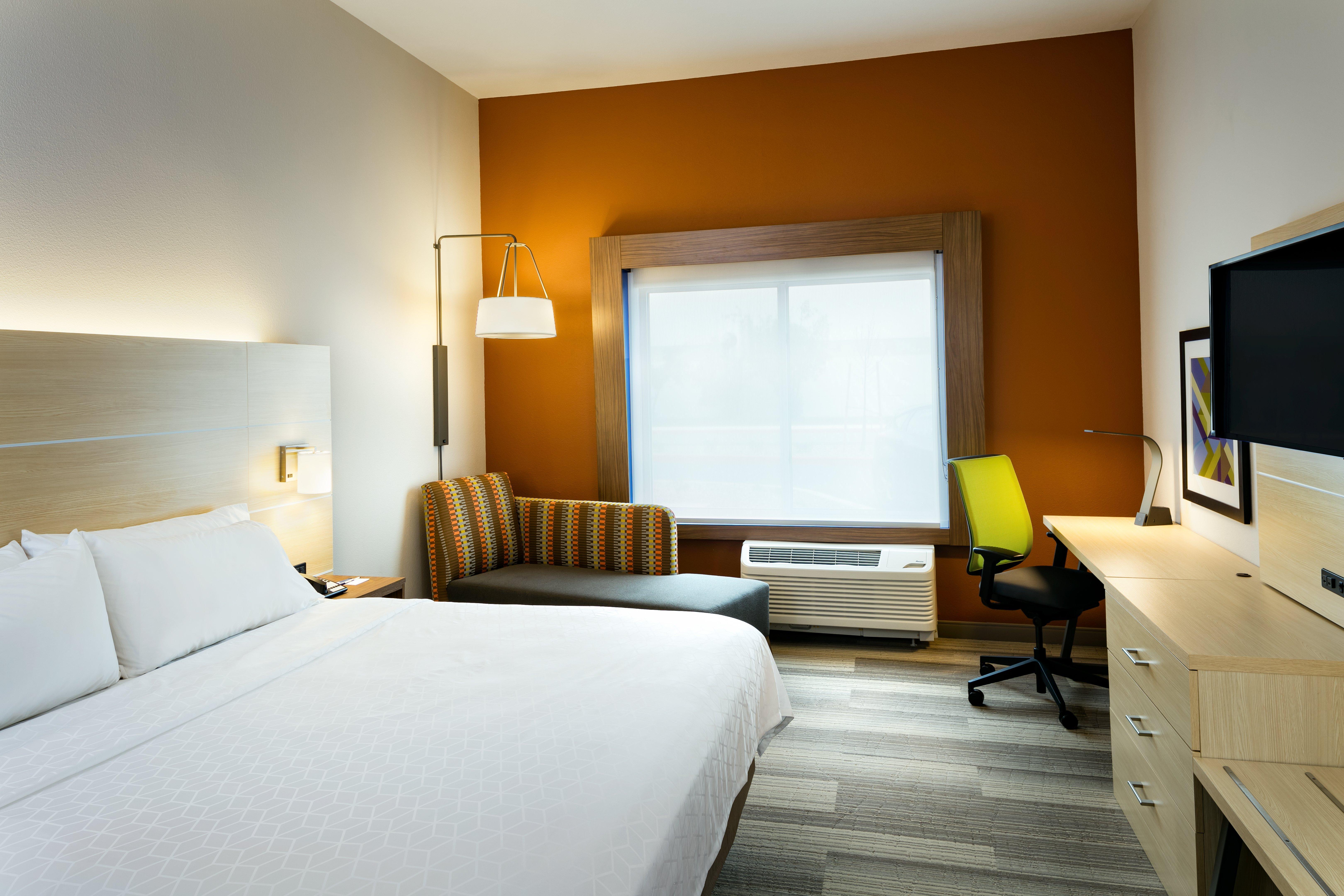 Holiday Inn Express & Suites - Medford By Ihg Екстериор снимка