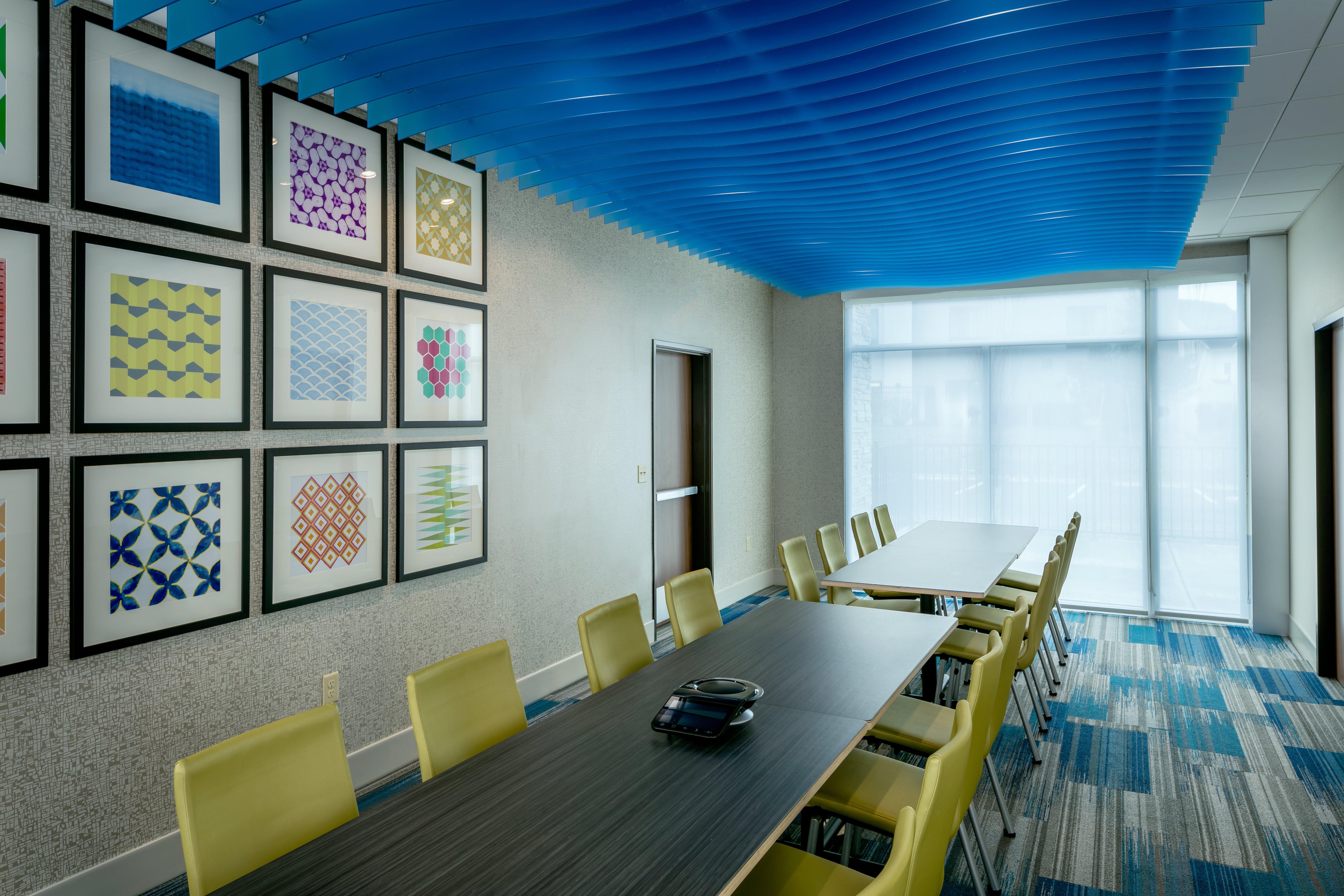 Holiday Inn Express & Suites - Medford By Ihg Екстериор снимка