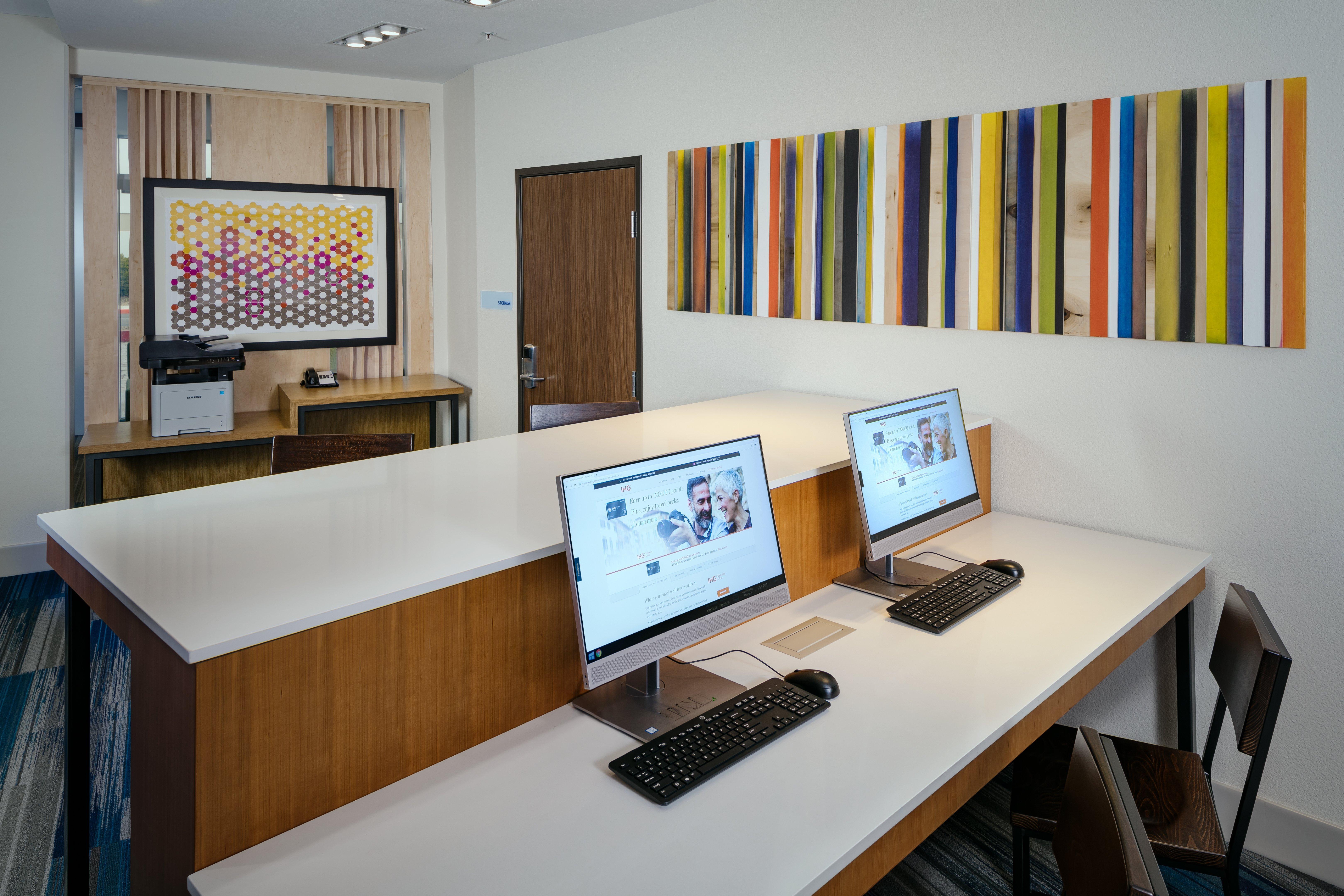 Holiday Inn Express & Suites - Medford By Ihg Екстериор снимка